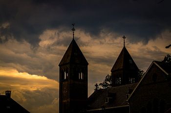zwei türme der kirche in ulft am abend