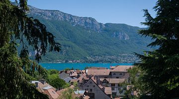 Doorkijkje naar het meer van Annecy (Frankrijk) van Ralph Rozema