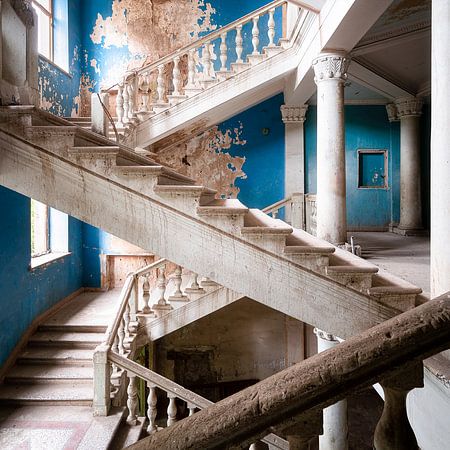 Verlassene Blaue Treppe.von Roman Robroek