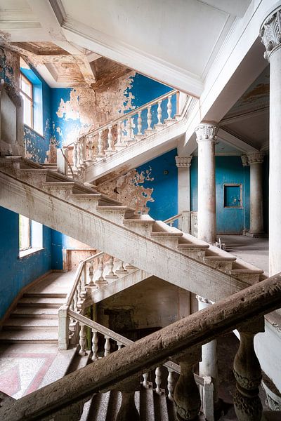 Escalier Bleu Abandonné. par Roman Robroek - Photos de bâtiments abandonnés