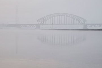 Brug in de mist van Paul Arentsen