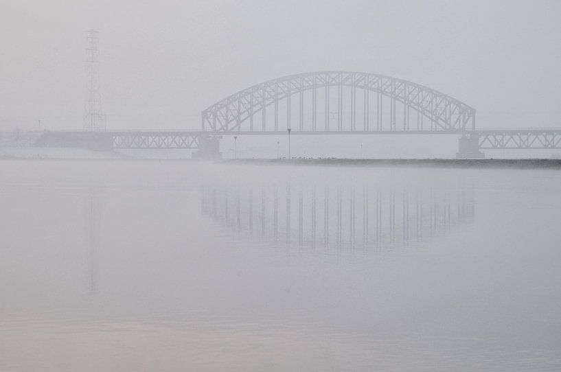 Brücke im Nebel von Paul Arentsen