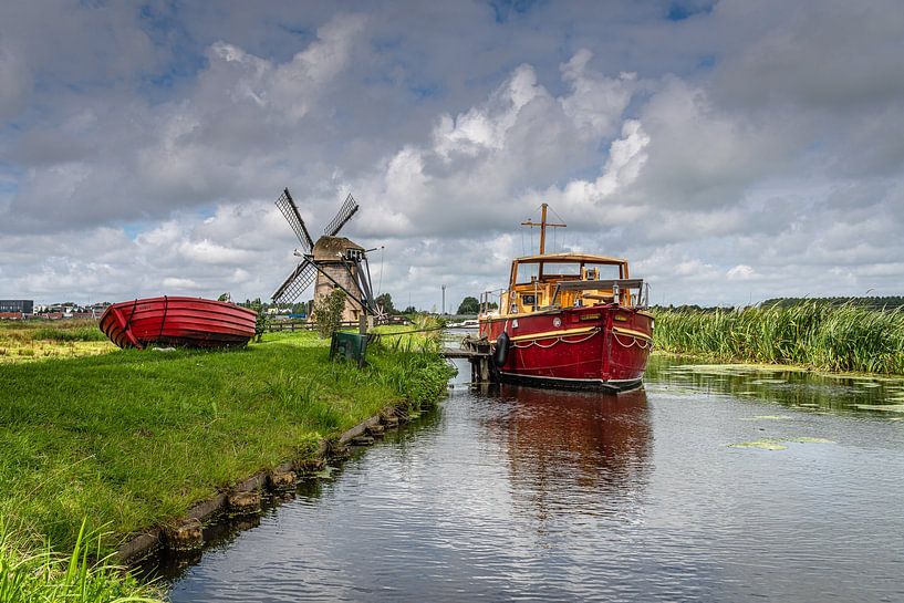 Die Doeshof-Mühle mit rotem Boot im Vordergrund von Gijs Rijsdijk