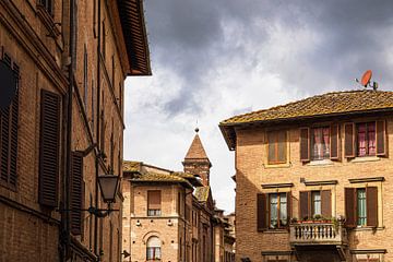 Vue sur des bâtiments historiques à Sienne, Italie sur Rico Ködder