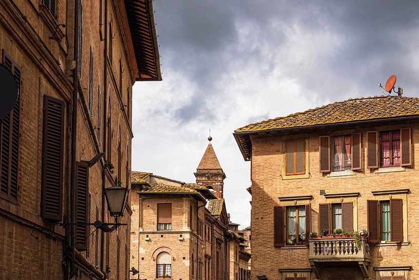 View of historic buildings in Siena, Italy by Rico Ködder