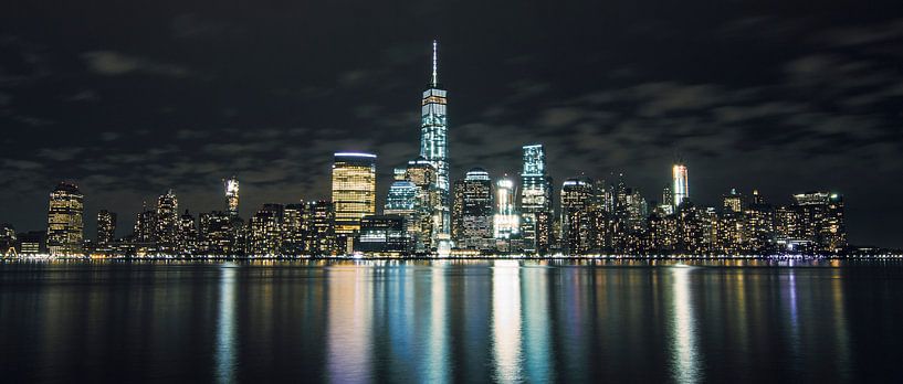 Die Skyline von Manhatten bei Nacht. von Fabian Bosman