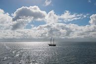 Sonne über dem Wattenmeer mit Segelboot von Tonko Oosterink Miniaturansicht