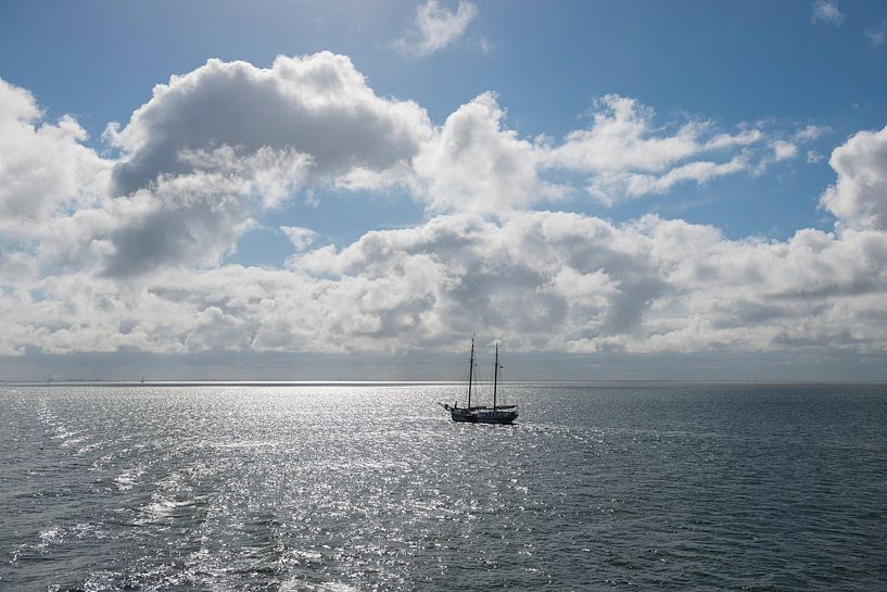 Sonne über dem Wattenmeer mit Segelboot von Tonko Oosterink