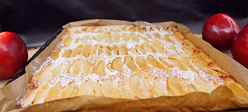 Vers gebakken snelle karnemelktaart met appelstukjes