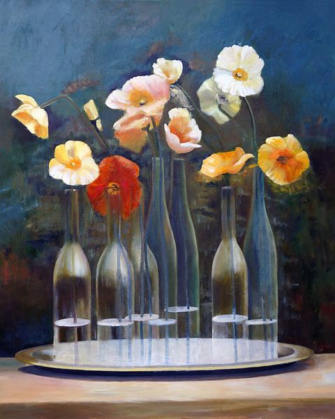 Atmosphärische Zusammensetzung von Blumen in Flaschen von Lauri Creates