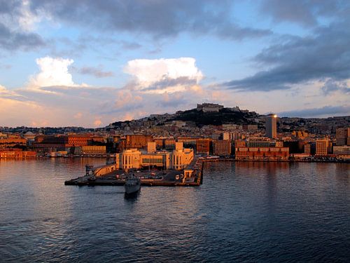 Napels bij avondlicht