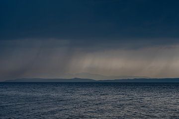 Schottische Meereslandschaft auf der Isle of Bute mit drohenden Regenwolken von Martin Hendriks