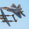 Vol du patrimoine de l'armée de l'air américaine avec le F-22 Raptor et le P-38 Lightning. sur Jaap van den Berg