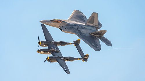 U.S. Air Force Heritage flight met F-22 Raptor en P-38 Lightning.