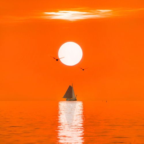 Zonsondergang boven het IJsselmeer nabij Laaxum