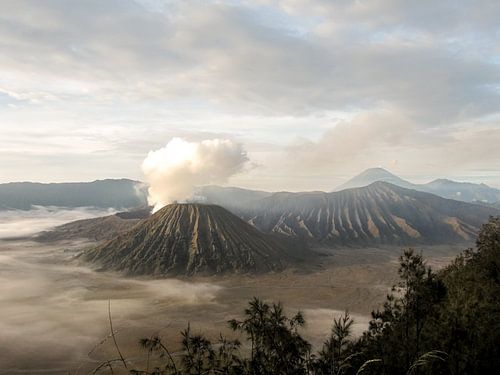 Volcan Bromo avec nuage de fumée sur l'île indonésienne de Java.