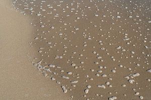 Struktur des schäumenden Wassers am Strand