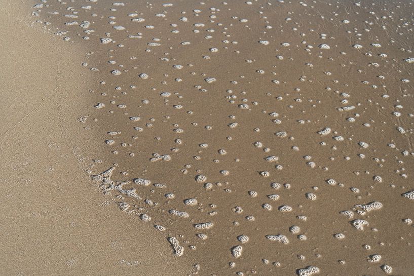 Struktur des schäumenden Wassers am Strand von Adriana Mueller