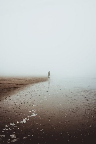 Die Küste und Menschen an einem nebligen Tag am Strand von Scheveningen