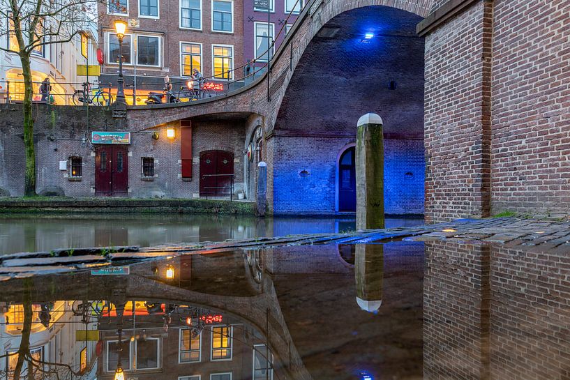 Blauwe brug, Bezembrug Utrecht tijdens het blauwe uurtje. van Russcher Tekst & Beeld