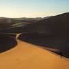 Dunes de sable et coucher de soleil dans le désert d'Erg Chagaga, Maroc sur Jan Fritz