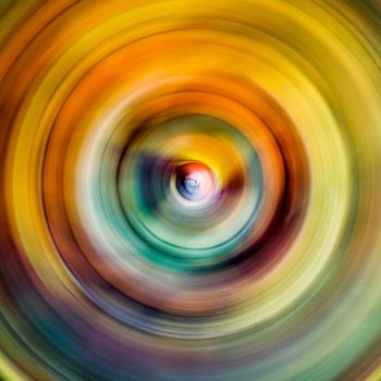 Dans van kleuren in de draaikolk van beweging