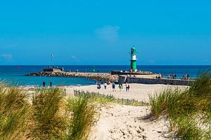 Blick auf die Mole und Düne in Warnemünde