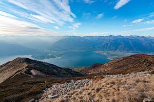 Uitzicht op het Lago Maggiore vanaf de Monte Gambarogno van Leo Schindzielorz