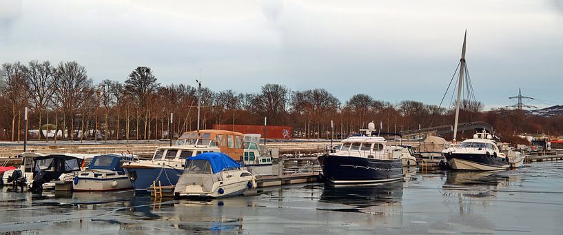 Bateaux à moteur en hiver par Edgar Schermaul