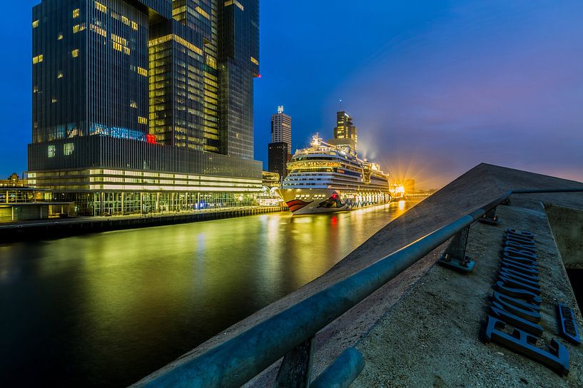 Le bateau de croisière Aida Mar au port de croisière de Rotterdam par MS Fotografie | Marc van der Stelt