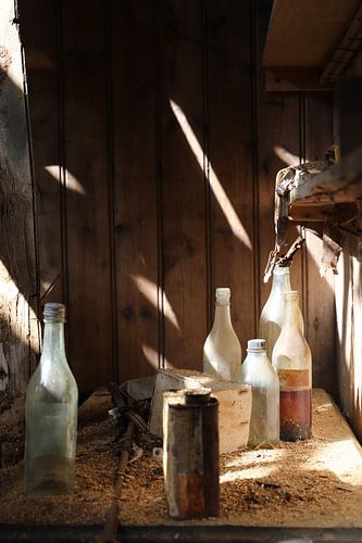 Bottle post - nature morte avec des bouteilles dans une vieille maison abandonnée