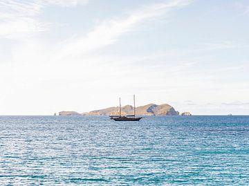 Een zeilboot liggend in de diepblauwe middellandse zee bij Ibiza van Raymond van Olphen