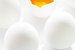 Witte eieren met gele dooiers in tegenstelling tot witte eieren van Tanja Riedel