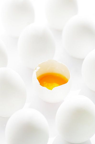 Weiße Eier mit gelben Dotter im Kontrast von Tanja Riedel