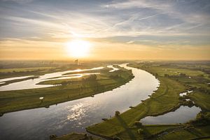 Sonnenaufgang über dem Fluss IJssel im IJsseldelta im Herbst