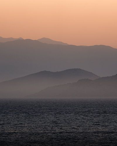 Schichten in der Landschaft - Bergsilhouette bei Sonnenuntergang