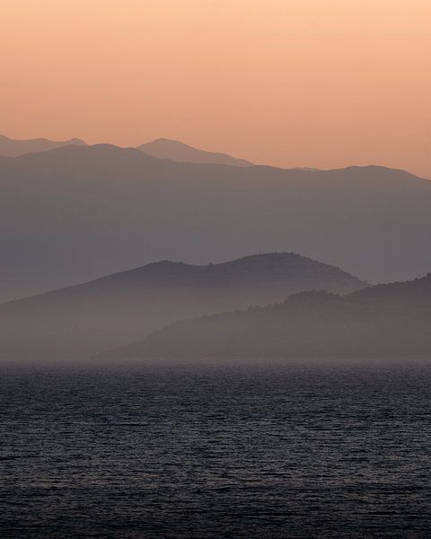 Laagjes in het landschap – bergsiluet bij zonsondergang van Ashwien Jurawan