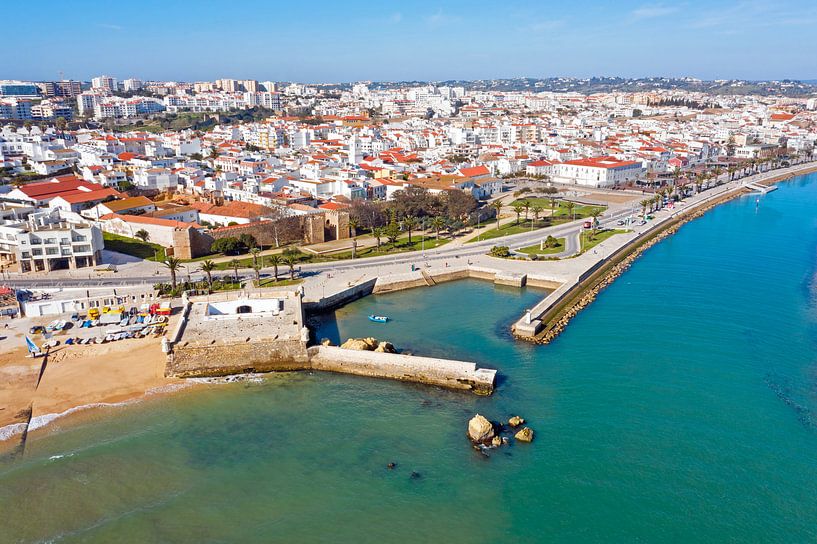 Luftaufnahme der Stadt Lagos an der Algarve in Portugal von Eye on You