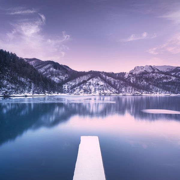 Der Gramolazzo-See und die verschneite Seebrücke in den Apuanischen Bergen. Italien von Stefano Orazzini