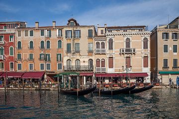 Oude panden en gondola's aan kanaal in oude centrum van Venetie, Italie