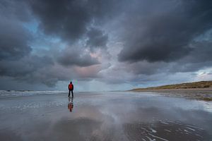 Eenzaam op het strand van Peter Haastrecht, van