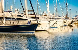 Luxuriöser Lebensstil, nautische Yachten im Yachthafen vor Anker von Alex Winter