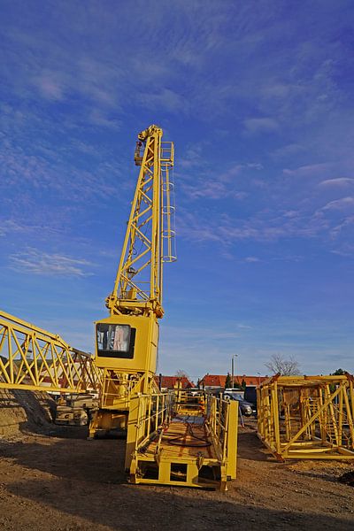 Assembly of a tower crane by Babetts Bildergalerie