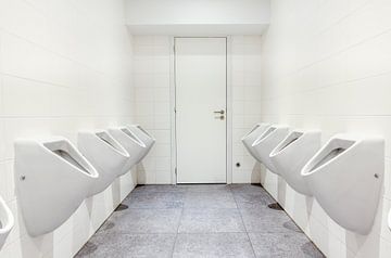 Urinoirs dans les toilettes pour hommes sur Marcel Derweduwen
