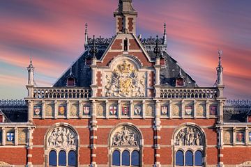 Frontansicht des Amsterdamer Hauptbahnhofs in der niederländischen Hauptstadt Amsterdam