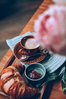 Café et croissant pour le petit déjeuner