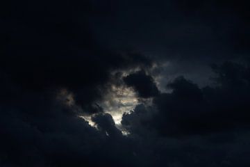 Donkere wolken pakken zich samen