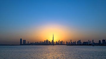 Skyline Dubai bij zonsondergang