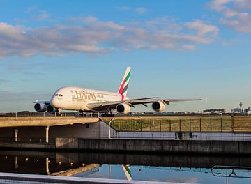Ermirates Airbus A380 vlak over het water op Schiphol van Robin Smeets