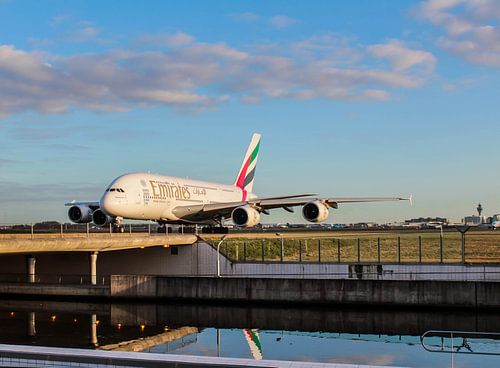 L'Airbus A380 d'Ermirates juste au-dessus de l'eau à l'aéroport de Schiphol
